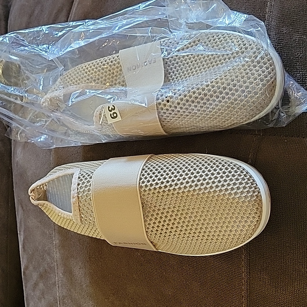 Slip on mesh shoes